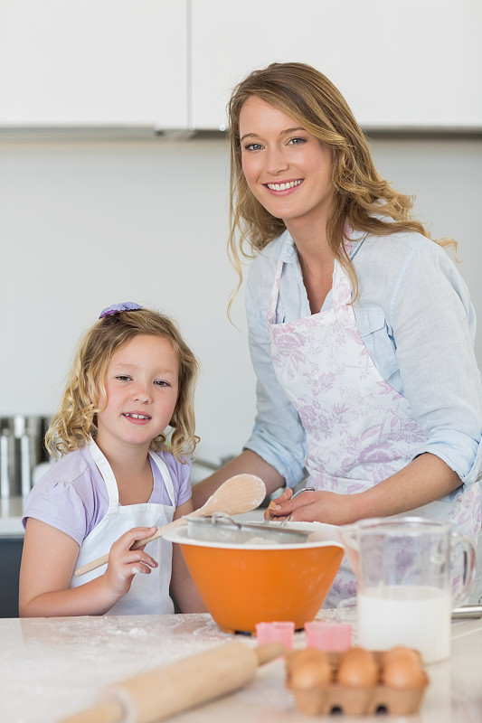 母亲和女儿在厨房柜台做饼干的肖像图片下载