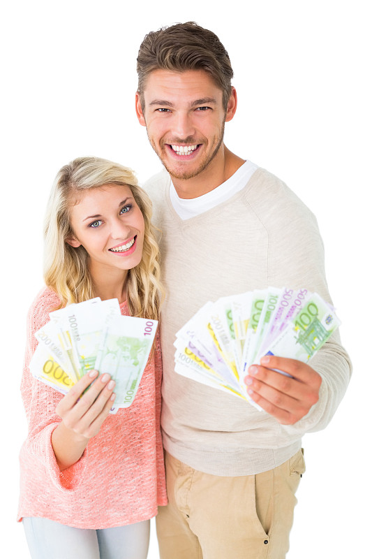 一对迷人的夫妇在白色背景上亮出他们的钞票图片下载