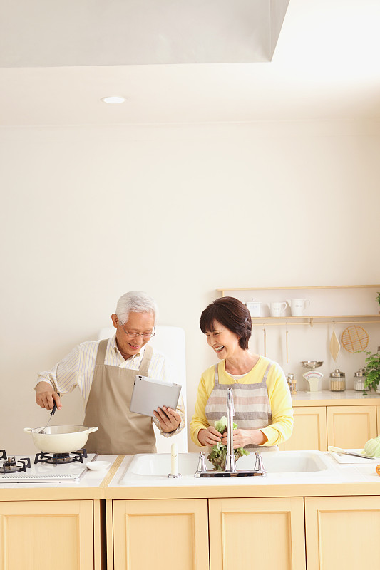 年长的日本夫妇在厨房里图片下载