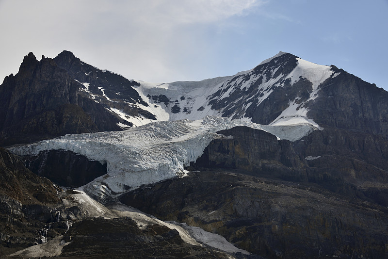 加拿大阿尔伯塔省贾斯帕国家公园仙女座山上的冰川图片下载