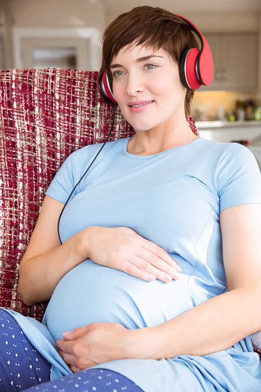 孕妇在家客厅听音乐图片下载