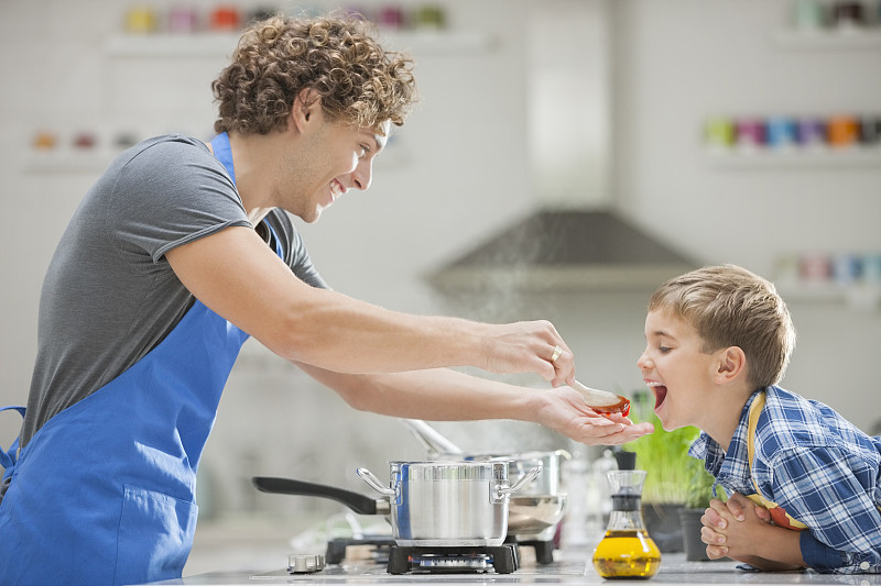 父亲和儿子在厨房做饭图片下载