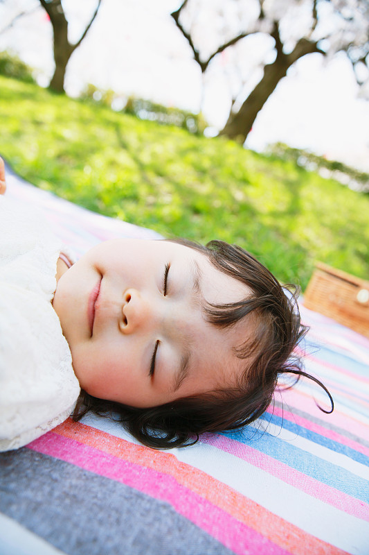 一个日本女孩在樱花下休息图片下载