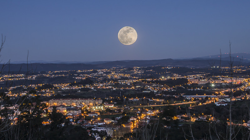 月亮在我的城镇上空图片下载