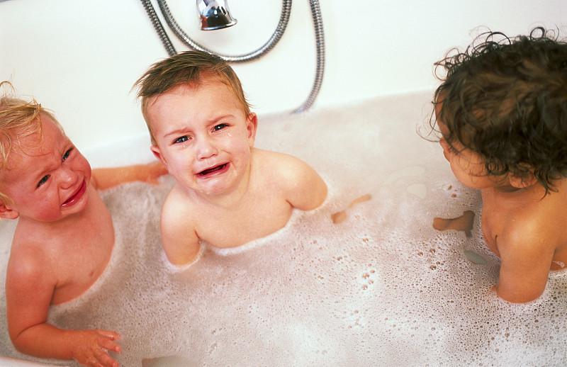 三个蹒跚学步的孩子在浴缸里图片下载