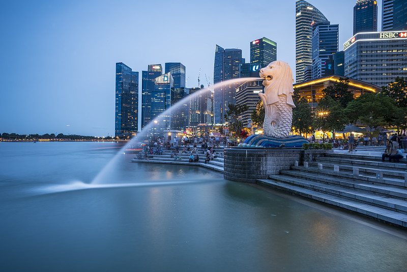新加坡鱼尾狮城市夜景图片下载