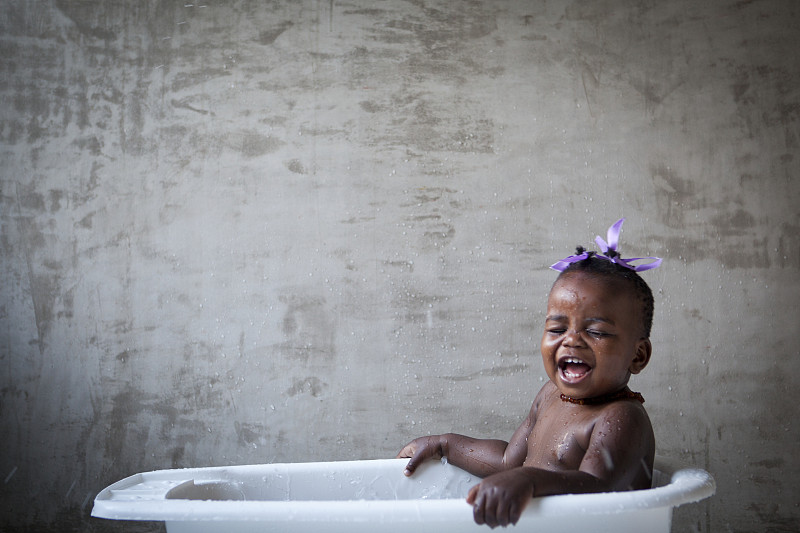 浴缸内的女婴(1-2)图片素材