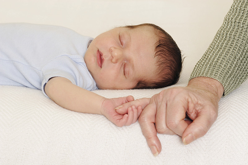 婴儿睡着，握着奶奶的手指图片下载