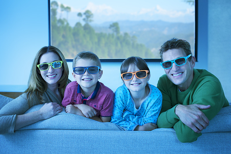 家人在客厅戴着3D眼镜图片下载