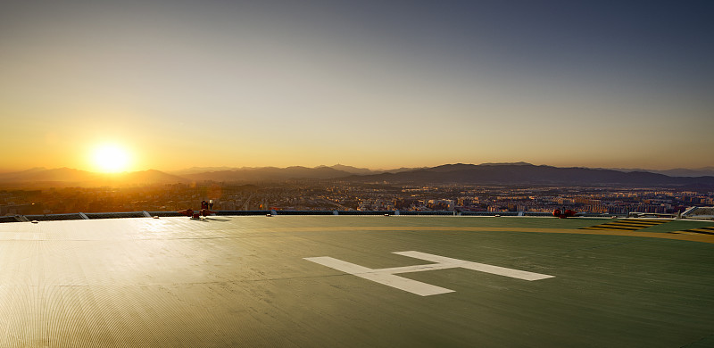 日落逆光下的直升机停机坪和北京城市远景图片下载