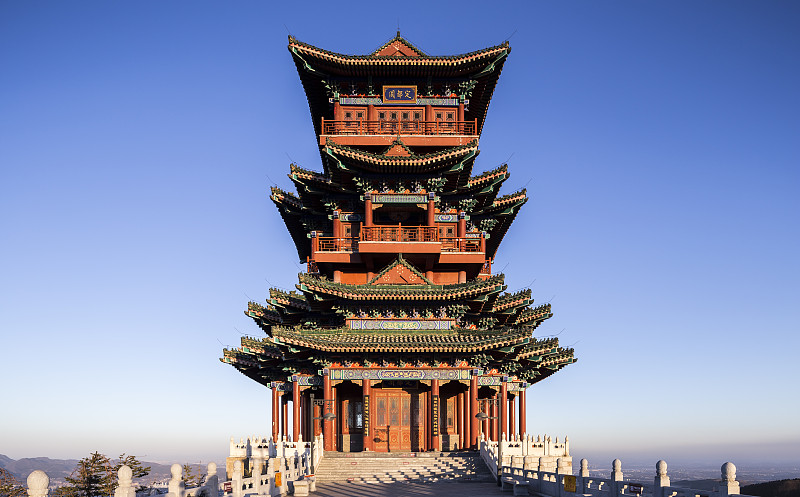 在北京西山地标建筑定都阁俯瞰北京城图片下载