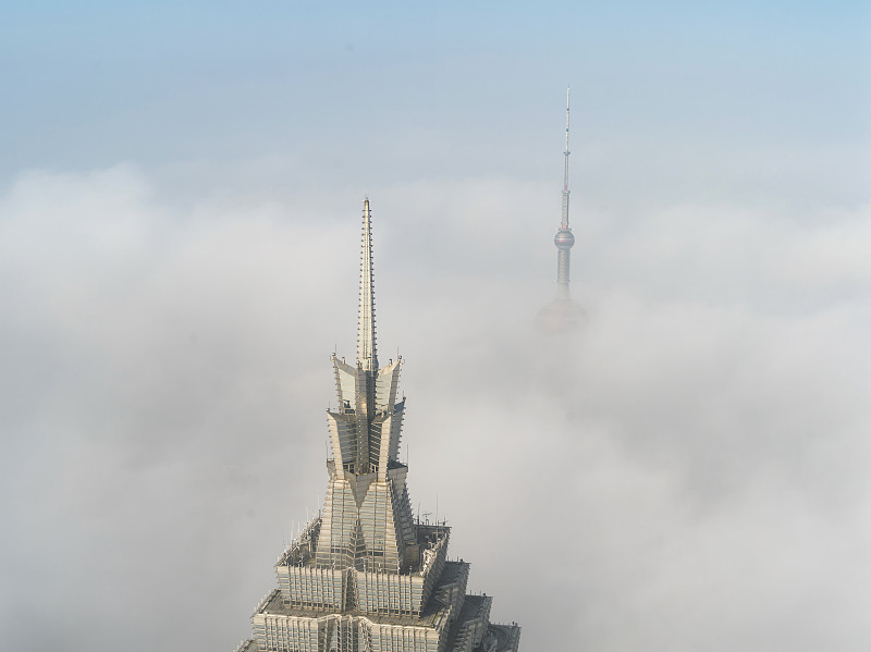 俯瞰云雾下的上海地标建筑图片素材