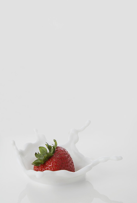 草莓掉进牛奶里图片下载
