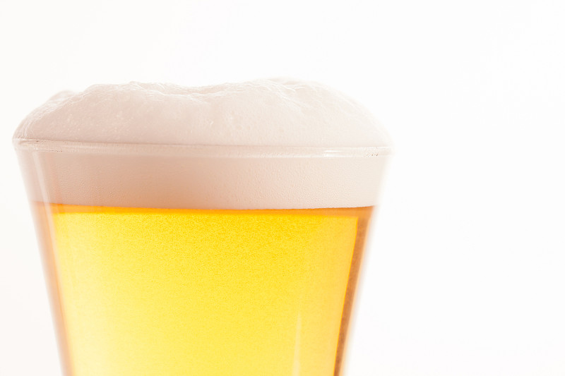 顶部满是啤酒和泡沫的白色背景图片下载