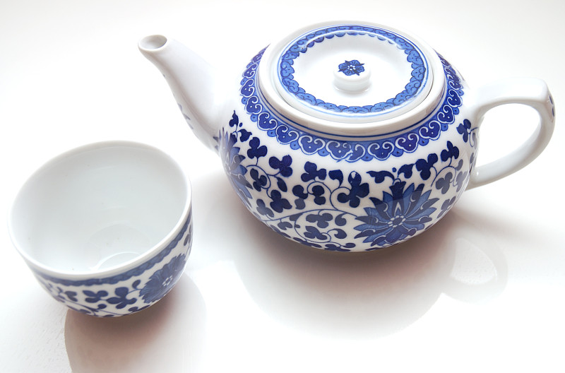 白色背景的中国茶壶图片下载