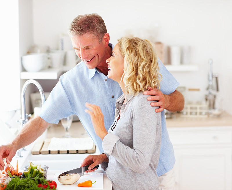 可爱快乐的成熟夫妇在厨房准备食物图片下载