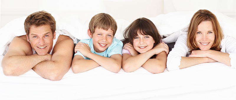 一个幸福的家庭躺在床上图片下载