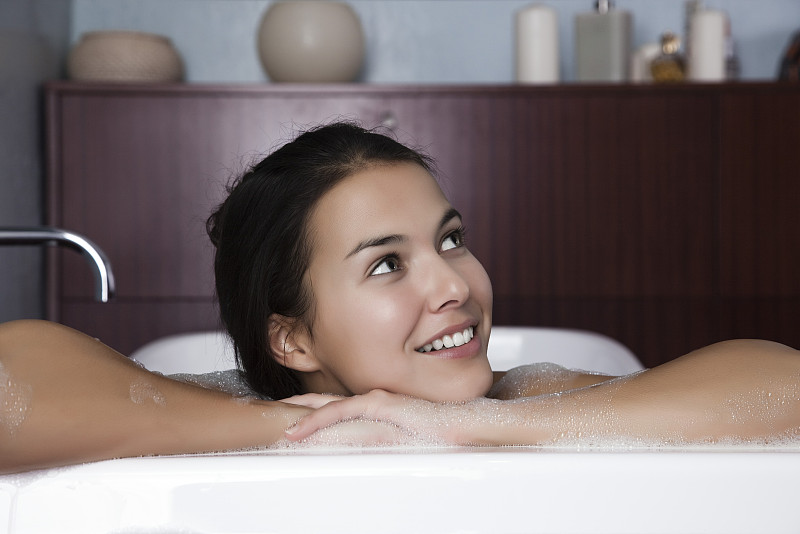 女人在沐浴中放松，肖像图片下载