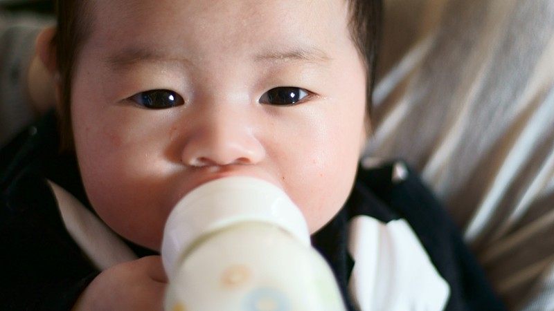 婴儿喝牛奶图片下载