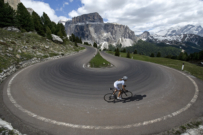 在Dolomites的自行车比赛图片下载