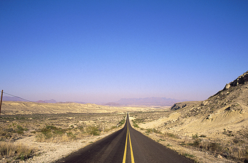 西德克萨斯沙漠的开阔道路图片素材