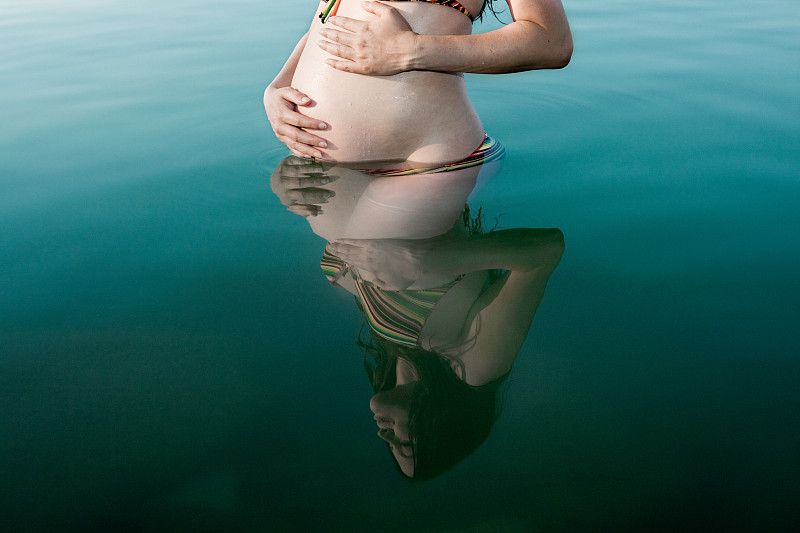 孕妇站在湖中图片下载