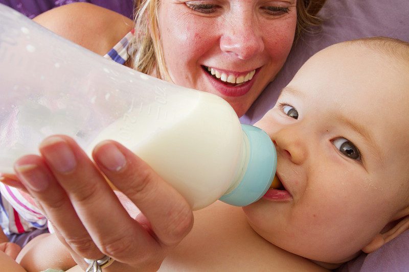 婴儿用奶瓶喝水图片素材