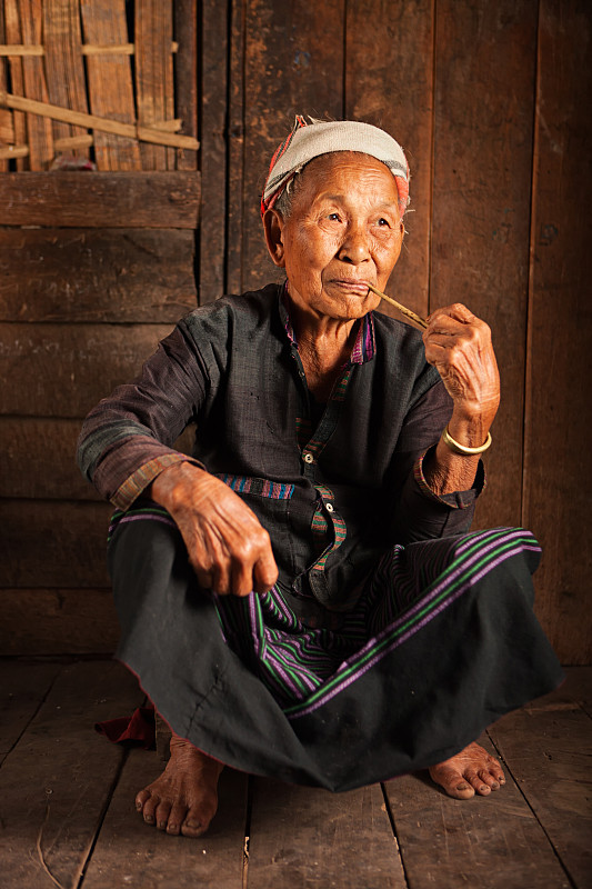 老挝阿卡妇女图片