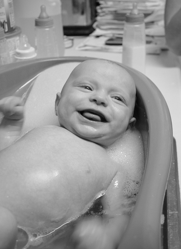 浴缸里的男婴图片下载
