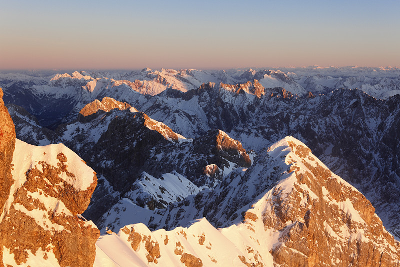 德国，巴伐利亚，白雪皑皑的Wetterstein山脉图片下载