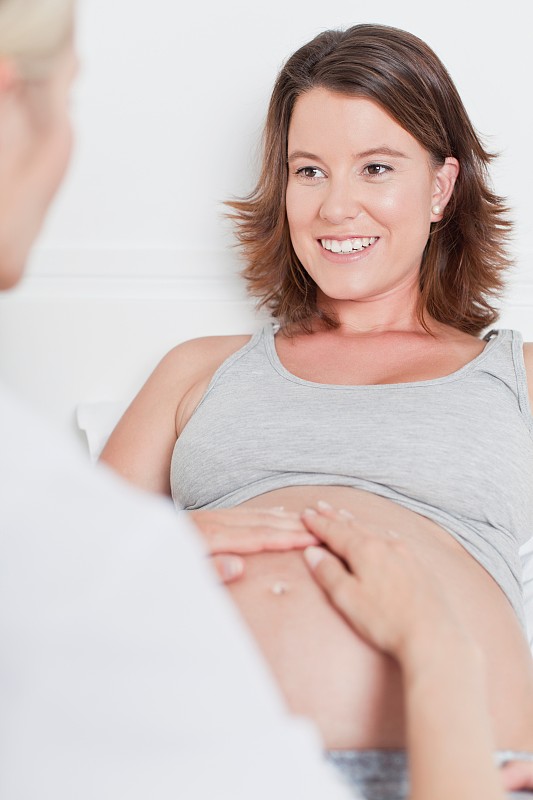 医生检查孕妇的腹部图片下载