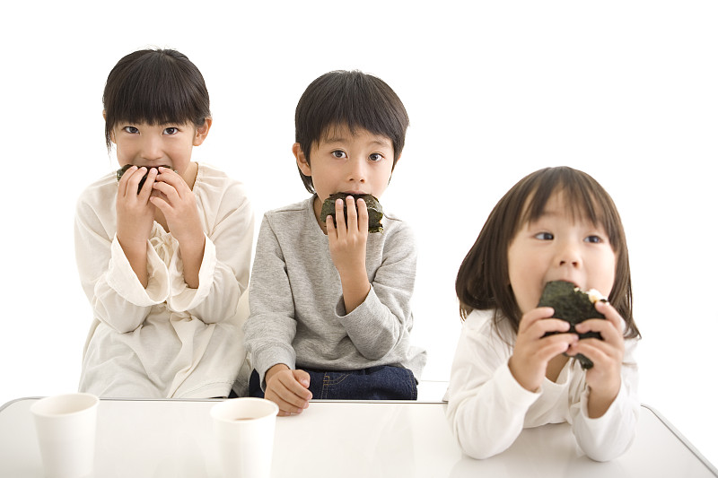 三个孩子在吃饭团图片下载