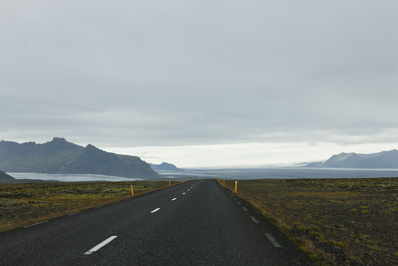 穿越冰岛冰川景观的道路图片下载