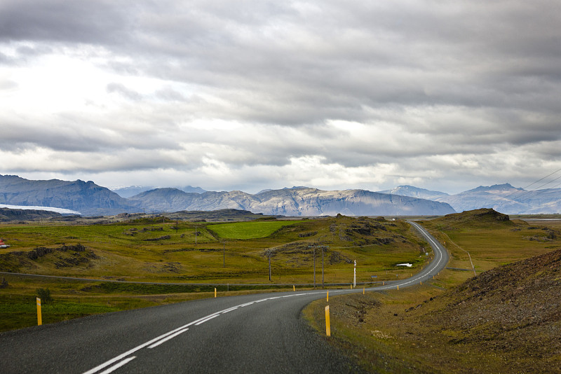 冰岛，蜿蜒曲折的山路图片下载