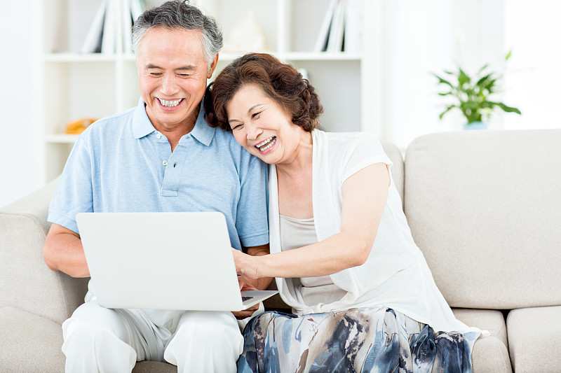 两个年长的亚洲人在用电脑图片下载