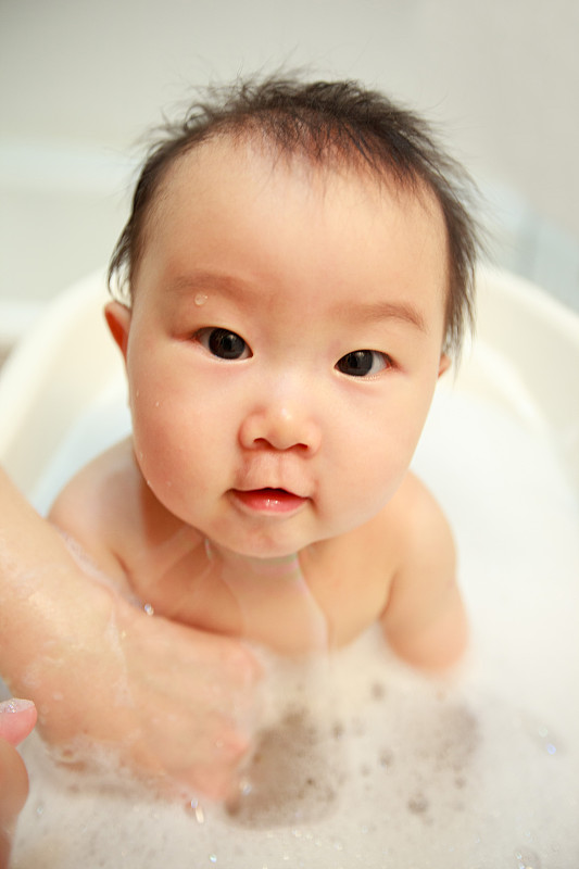 小女孩正在洗泡泡浴图片下载