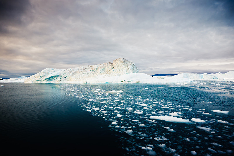 日出格陵兰岛的极地冰山图片下载
