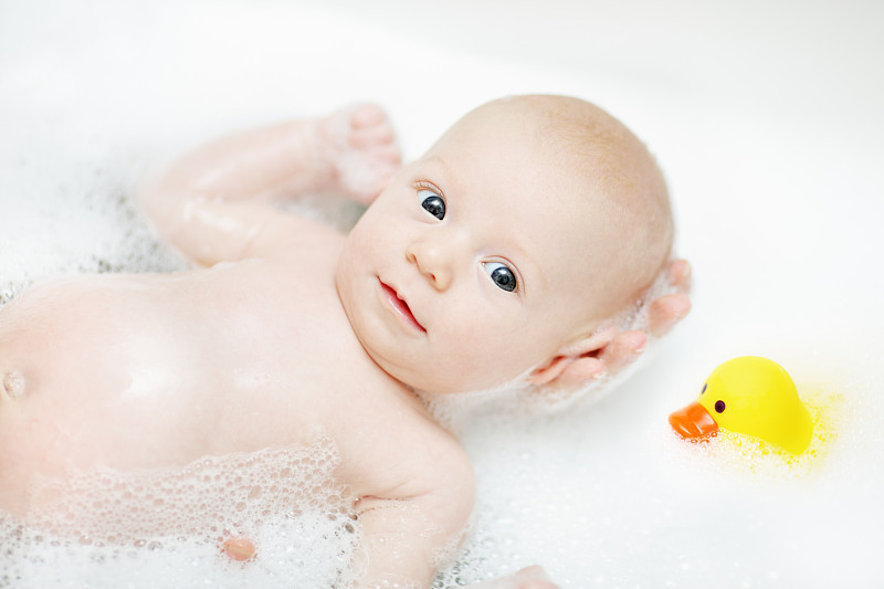 新生儿沐浴时间的乐趣图片下载