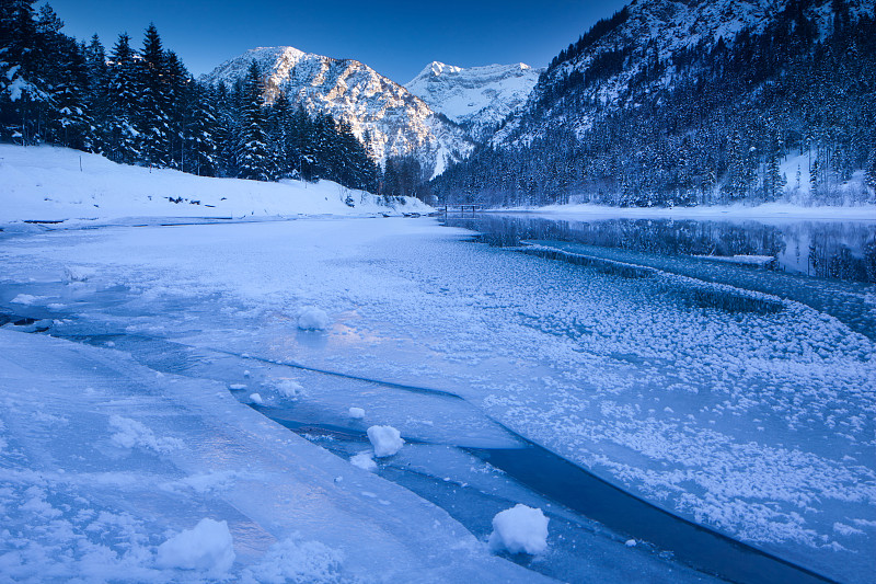冬季在奥地利泰洛的plansee湖图片下载
