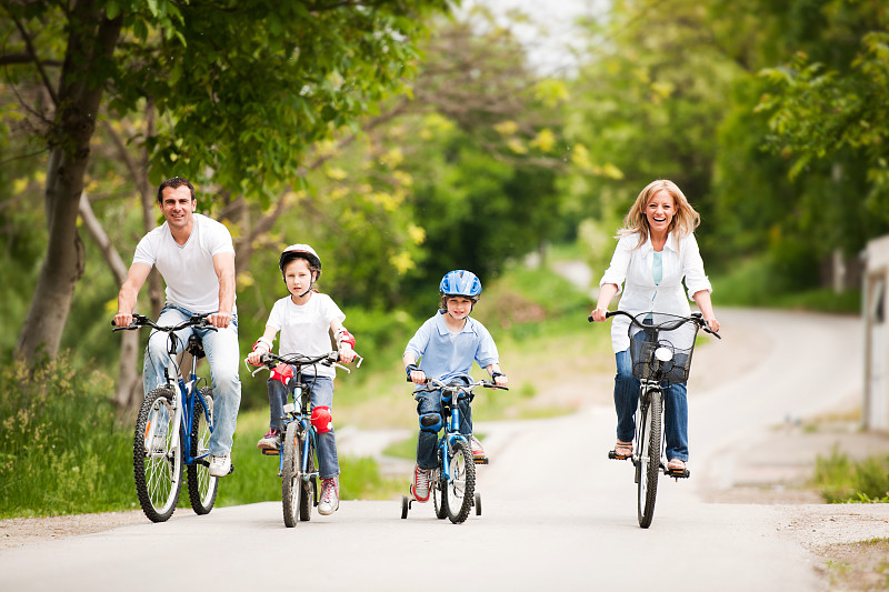 幸福全家骑自行车。图片下载