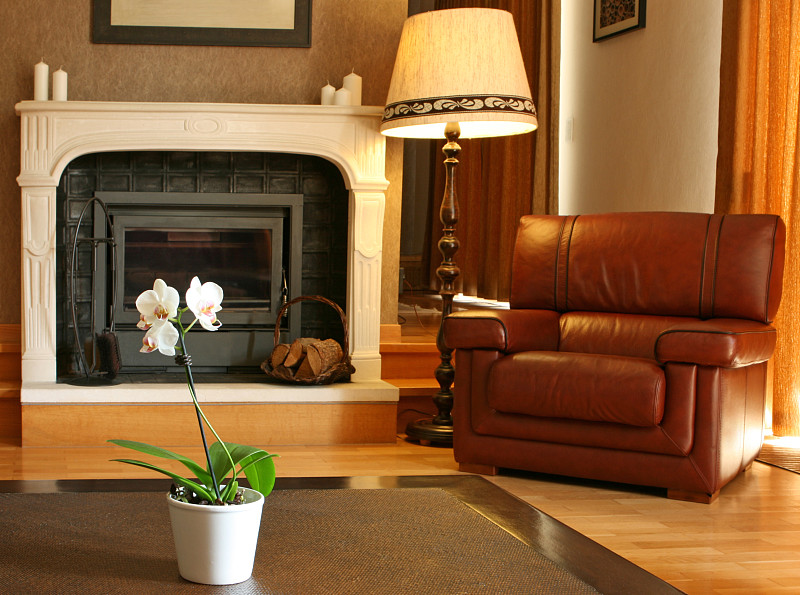 舒适的家庭内部:一个客厅与壁炉和扶手椅图片下载