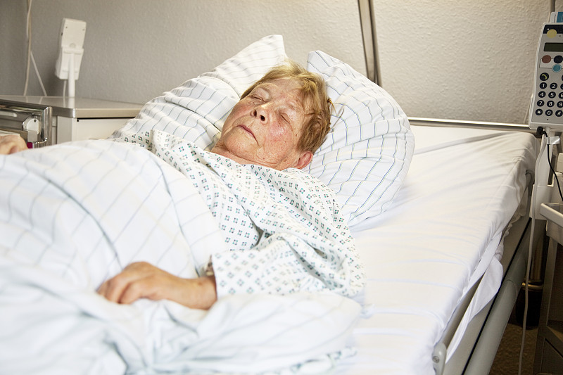躺在医院里睡觉的老女人图片下载