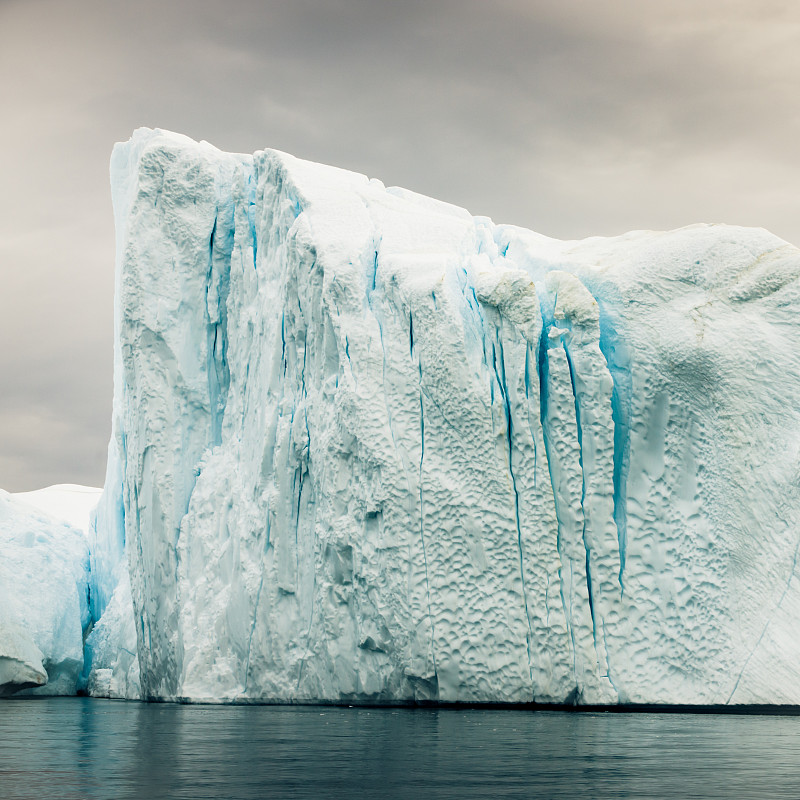 格陵兰岛西部冰川崩解形成的北极冰山图片下载