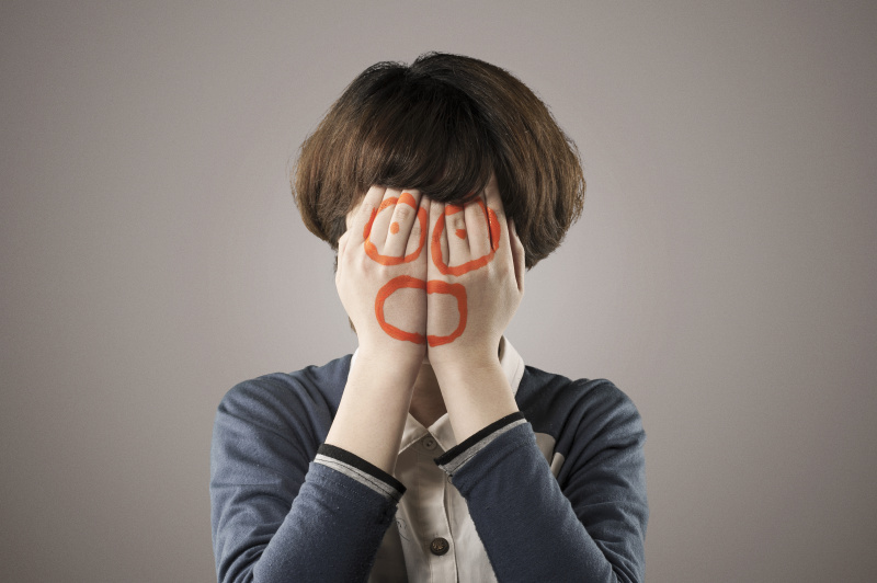 一个女人用双手遮住脸图片素材