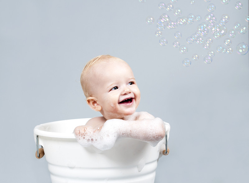 浴缸里的快乐宝宝图片下载