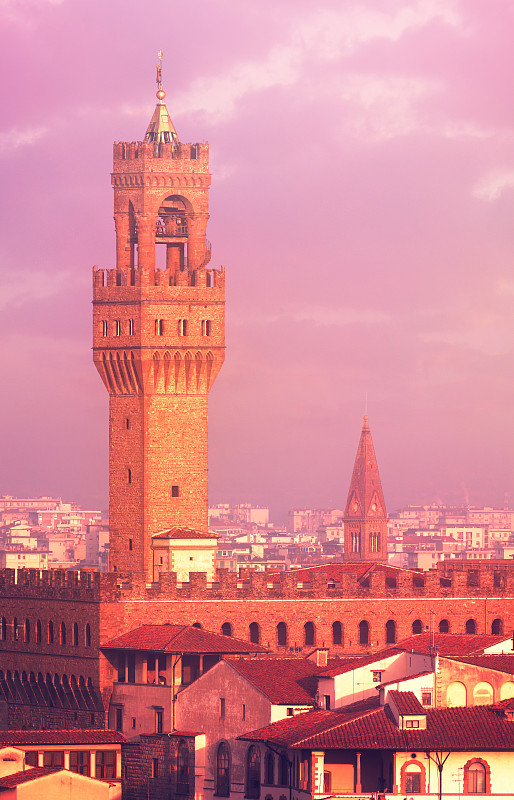黄昏时分佛罗伦萨韦基奥宫的塔楼图片下载