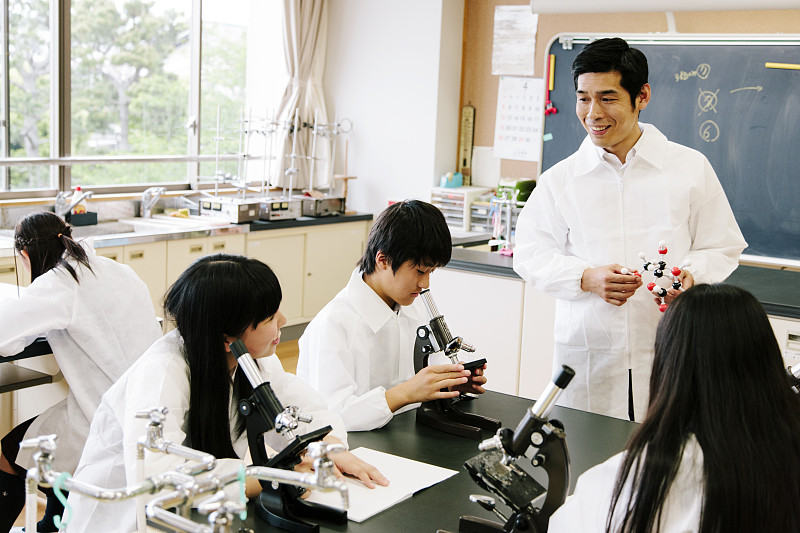 日本的高中。学生学习，科学实验室，长凳上的显微镜图片下载
