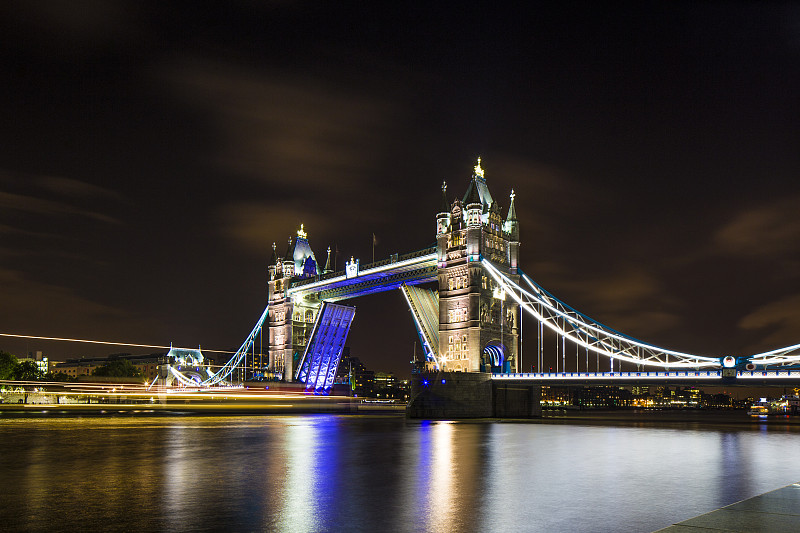 英国，伦敦，在夜晚灯光照亮的塔桥图片下载