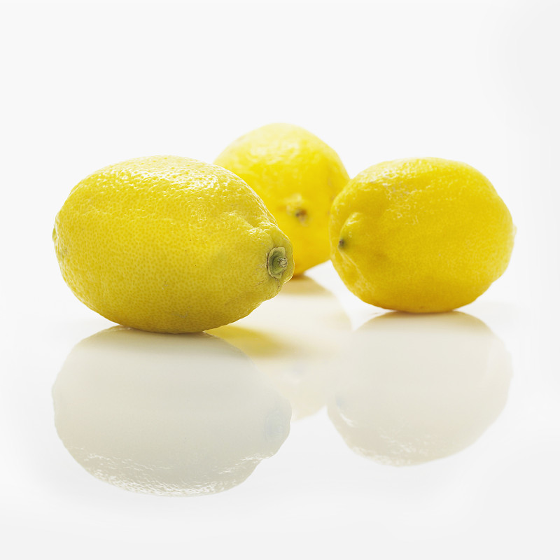 整个新鲜的柠檬映衬着白色图片下载