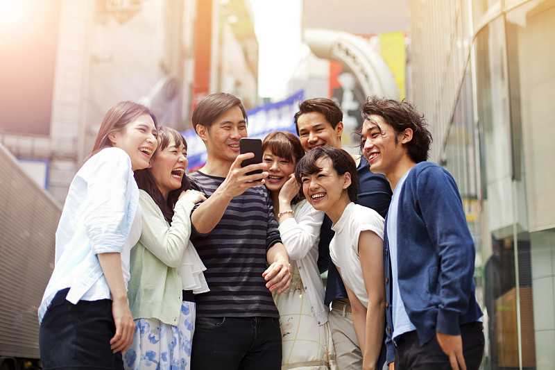 一群拥有智能手机的日本年轻人，东京涩谷。图片下载